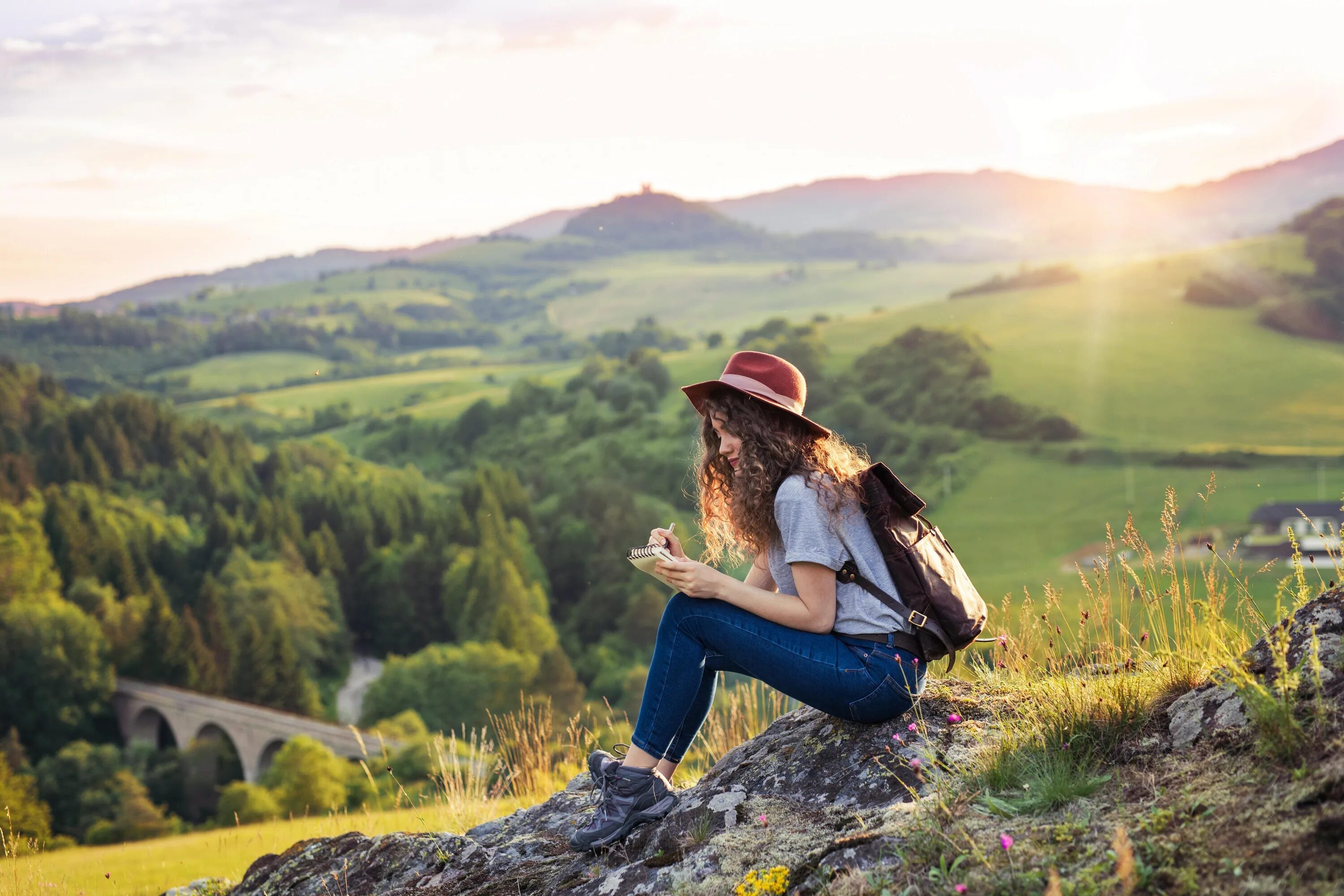 S way travel. Путешественница с рюкзаком. Девушка путешественница с рюкзаком. Красивые женщины с рюкзаками на природе. Туристка с рюкзаком.