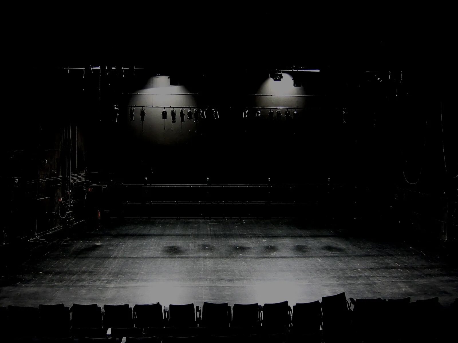 Show empty. Темная сцена. Витрина магазина пустая. Темная сцена. Подиум фон.