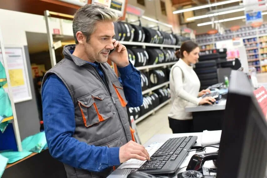 Продавец автозапчастей вакансии. Продавец консультант автозапчастей. Продавец мужчина. Продавец автомобильных запчастей. Продавец консультант автозапчастей.