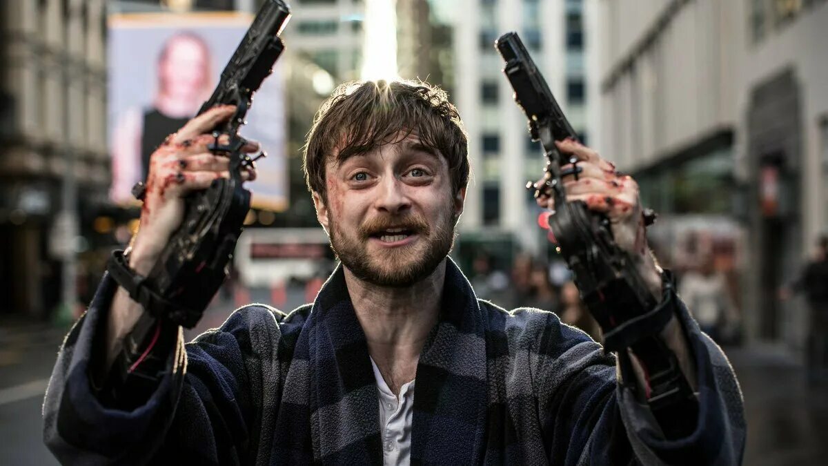 Дэниел рэдклифф guns akimbo. Дэниел рэдклифф акимбо. Акимбо 2019. Пушки акимбо (2019). Дэниел рэдклифф акимбо.