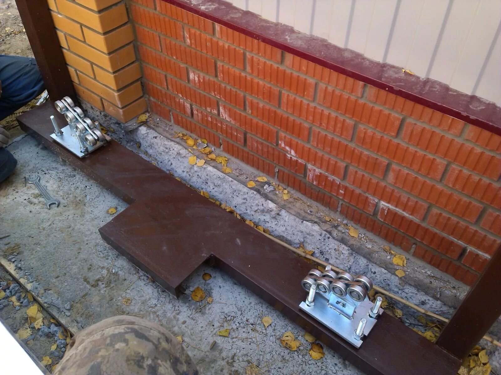 Швеллер для откатных ворот. Фундамент с швеллером для откатных ворот. Рама силовая для сдвижных ворот (k:3), dus-420-1. Закладные под откатные ворота. 0823.