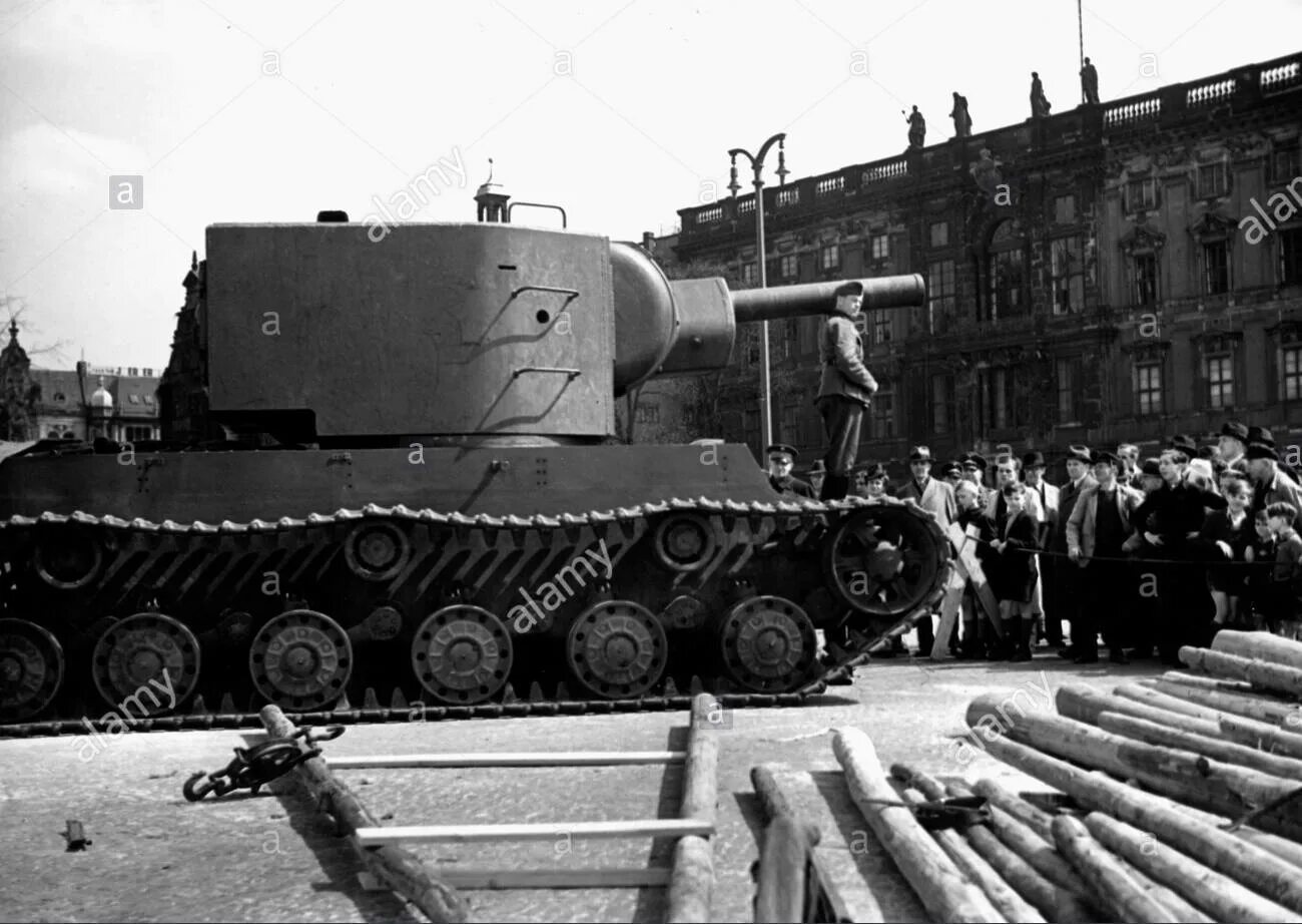 Тягач стз-5. Старые фотографии прохожих. Дом под парижем 1936. 1942 4. Медынь старые фотографии.