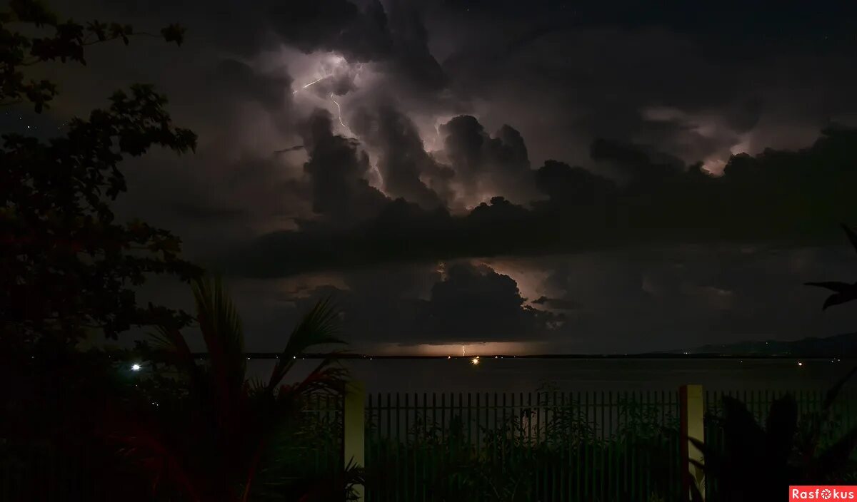 Далекая зарница. Зарница вспышки света. Далекая зарница. Лето перед грозой. Зарница явление природы.