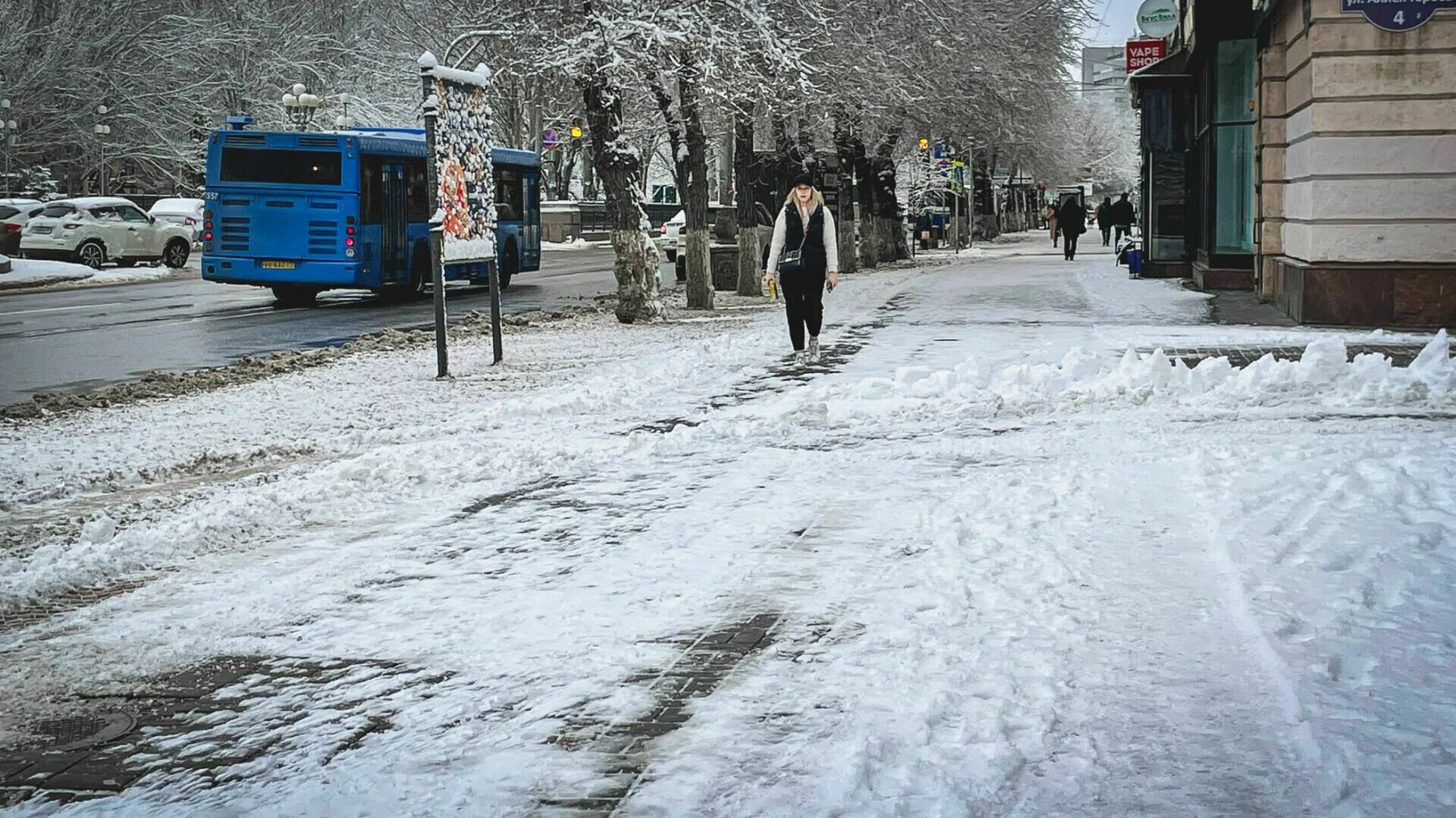 Будет ли снег в волгограде 2025. Снег на обочине. Зима без снега. Будет ли снег в волгограде 2025. Сильные морозы бывает.