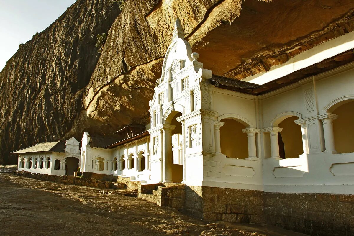 Дамбула. Золотой пещерный храм Дамбулла. Пещерный храм Дамбуллы, Шри-Ланка. Пещерные храмы Дамбуллы. Золотому пещерному храму в Дамбулле.