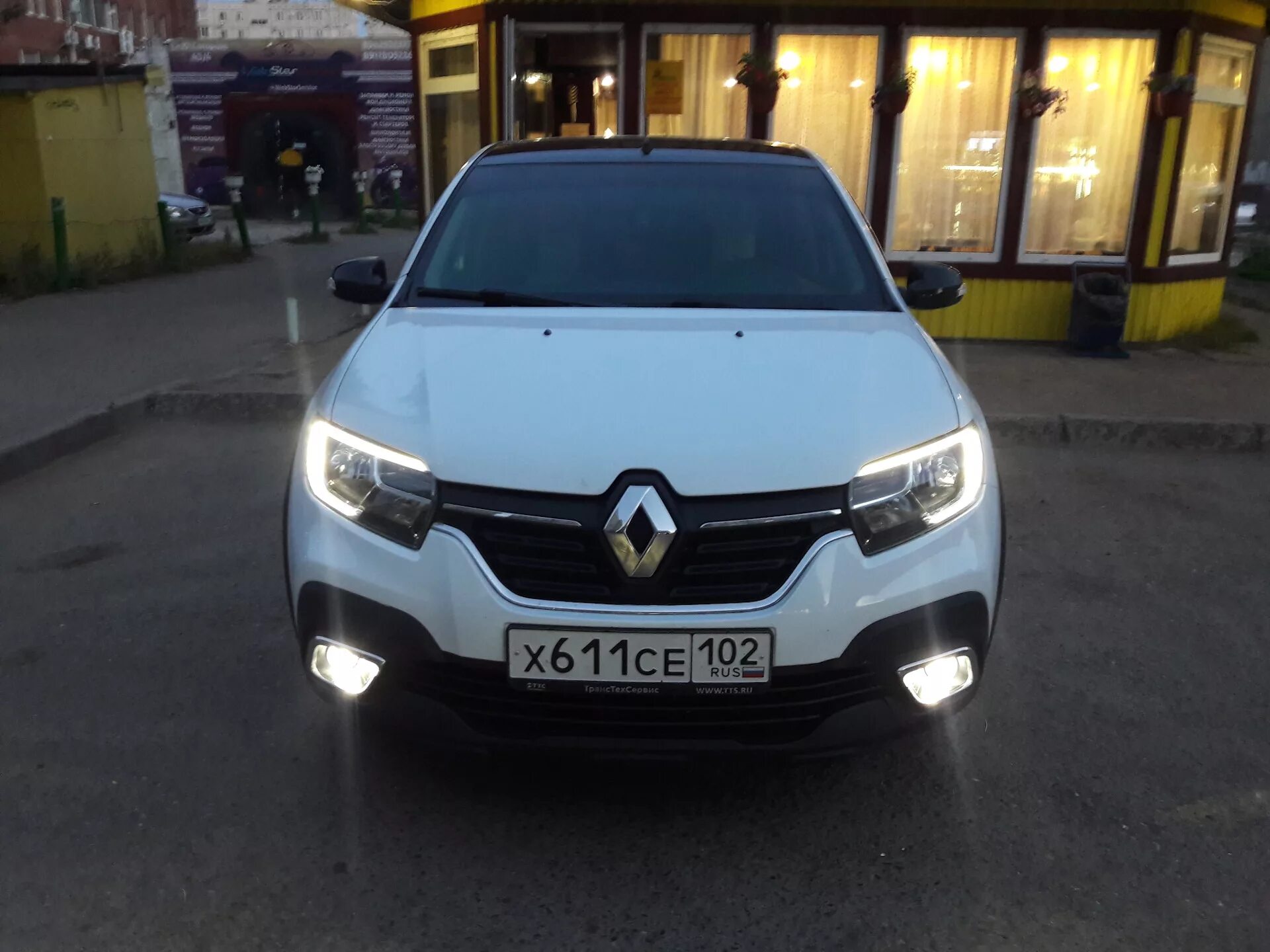 Противотуманные фары сандеро степвей. Рено Логан 2022 ходовые огни. Renault Logan 2 ДХО. Рено Логан Сандеро 2. Ходовые огни Рено Логан 2.