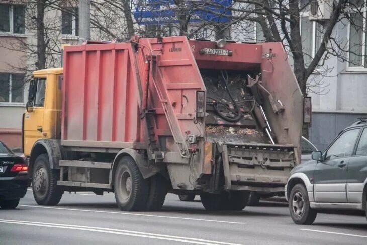 Водитель мусоровоза. Белорусские мусоровозы. Новые мусоровозы.