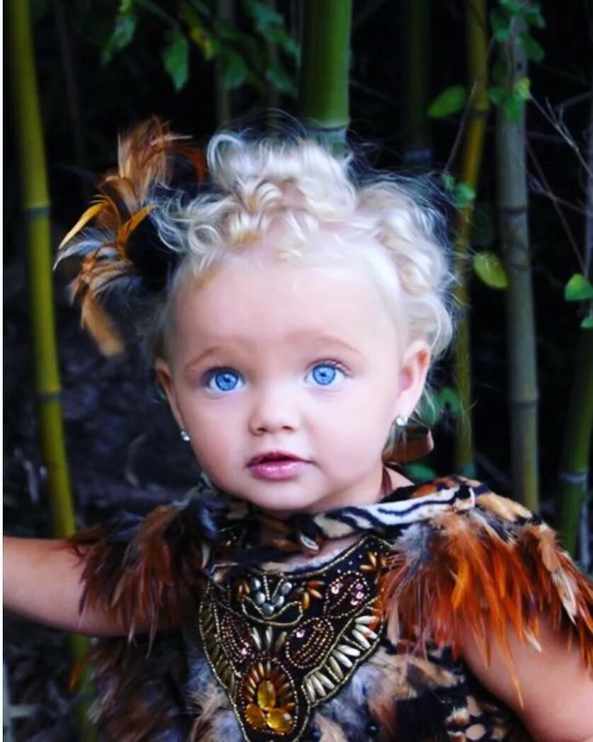 Дети с необычными глазами. Красивые необычные глаза. Необычные глаза. Самая редкая девочка в мире. Необычный цвет глаз.