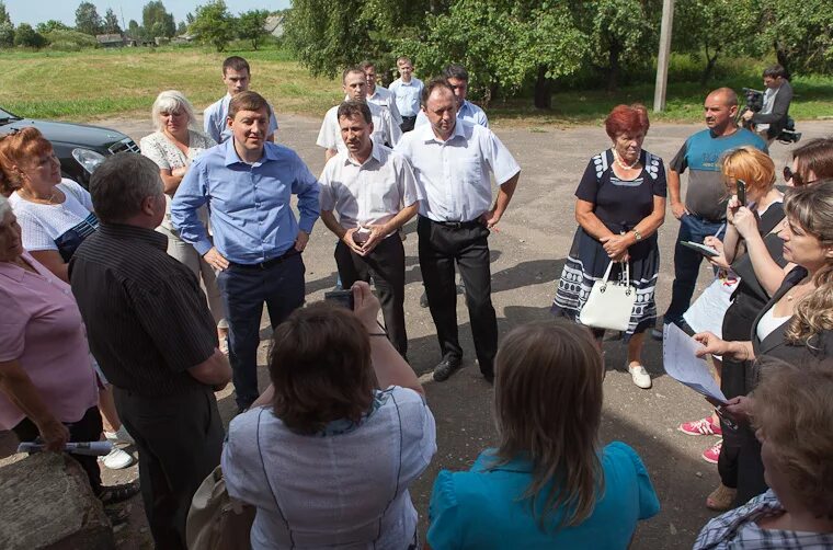 Погода горожане новосокольнического. Ступени кинотеатра мир вятские поляны. День города новосокольники. Погода горожане новосокольнического. Вятские поляны день города.