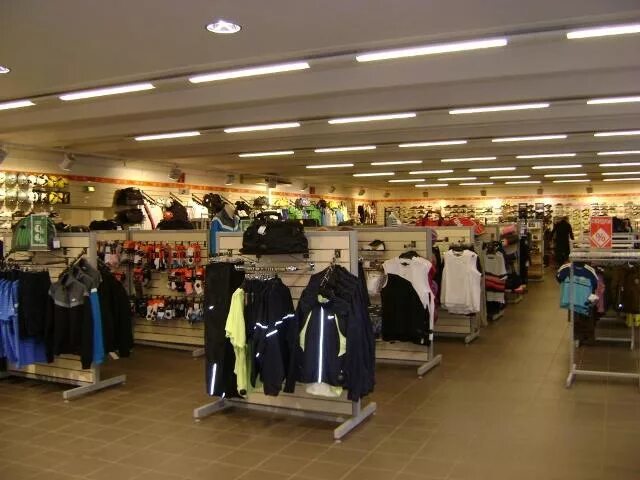 Спорткорт интернет. Спортивный корт. Магазин спортград. Освещение спортивных площадок. Автомобильный корт.