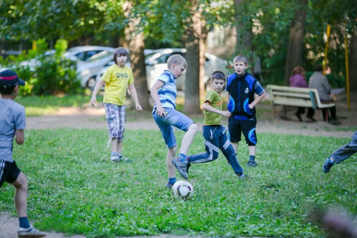 Дети играют в футбол на улице. Дети играют в футбол во дворе. Футбол на улице дети весной. Игры на улице. Игры в которые любишь играть 1
