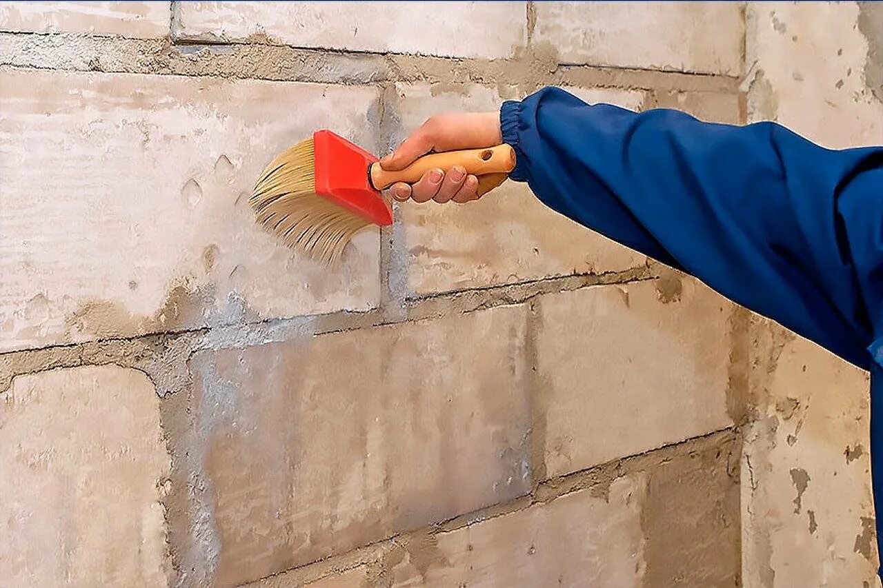 Подготовка бетонных стен. Подготовка поверхности. Нанесение грунтовки. Огрунтовка поверхности стен. Подготовка поверхности под оштукатуривание.