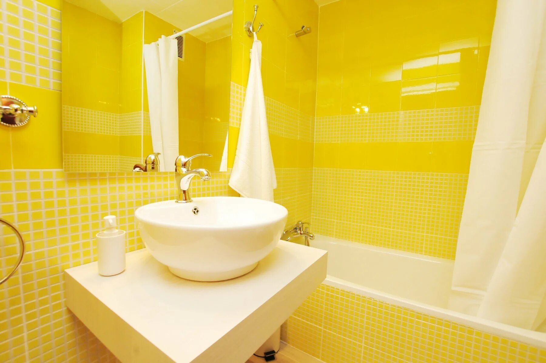 unusual tub yellow Google Search (With images) Yellow bathrooms, Yellow bathro