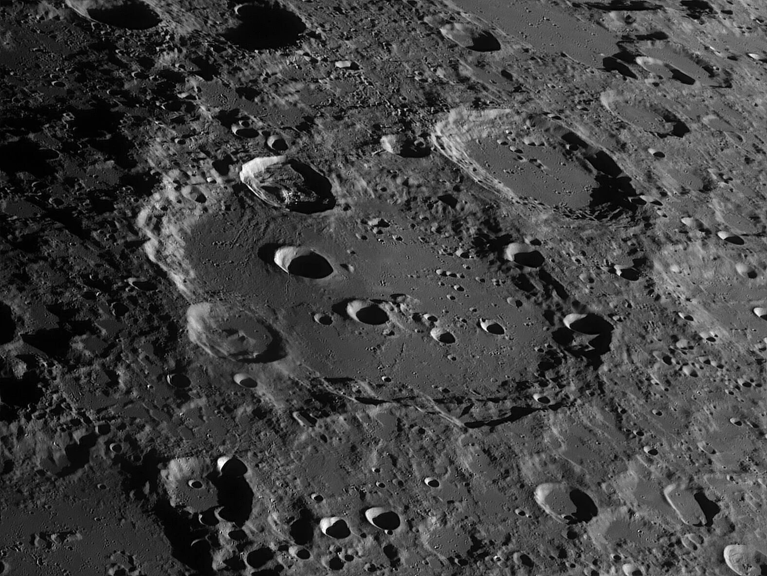 State moon. Кратер Клавий. Поверхность Луны. Снимки поверхности Луны.