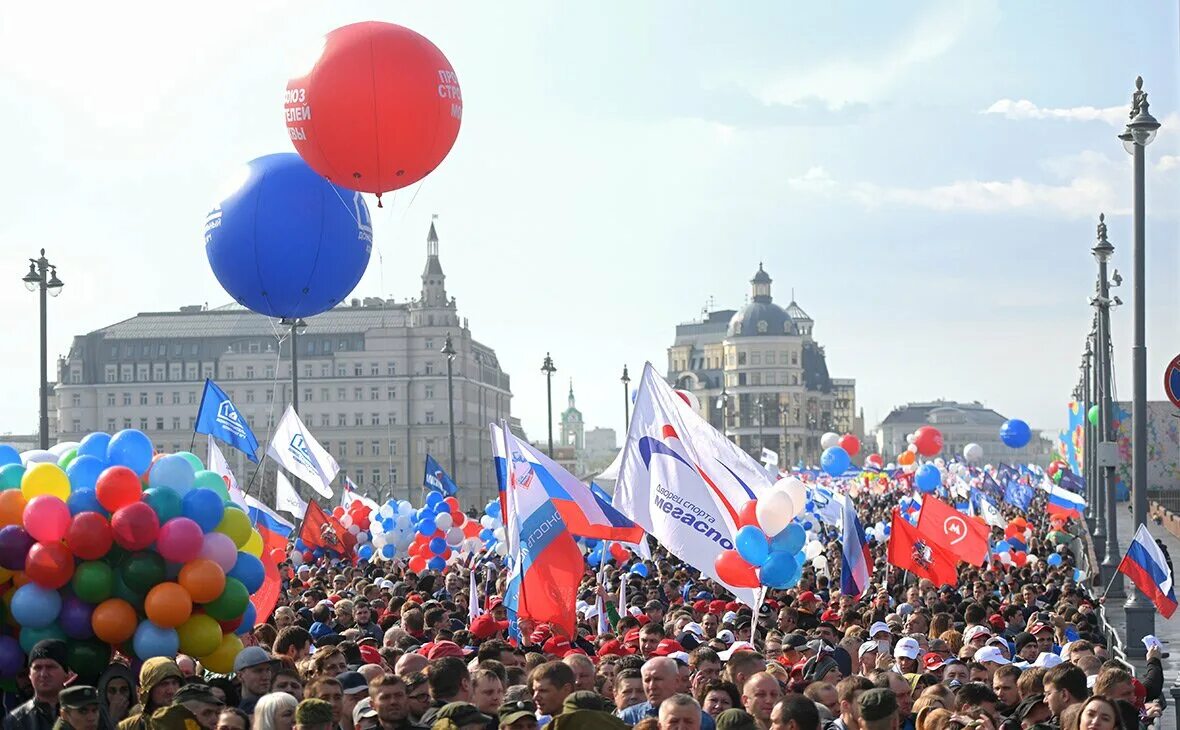 Россия 1 первого мая. Первомое шествиме в Москве. Первомайская демонстрация в Москве. Праздничное шествие. День России шествие.