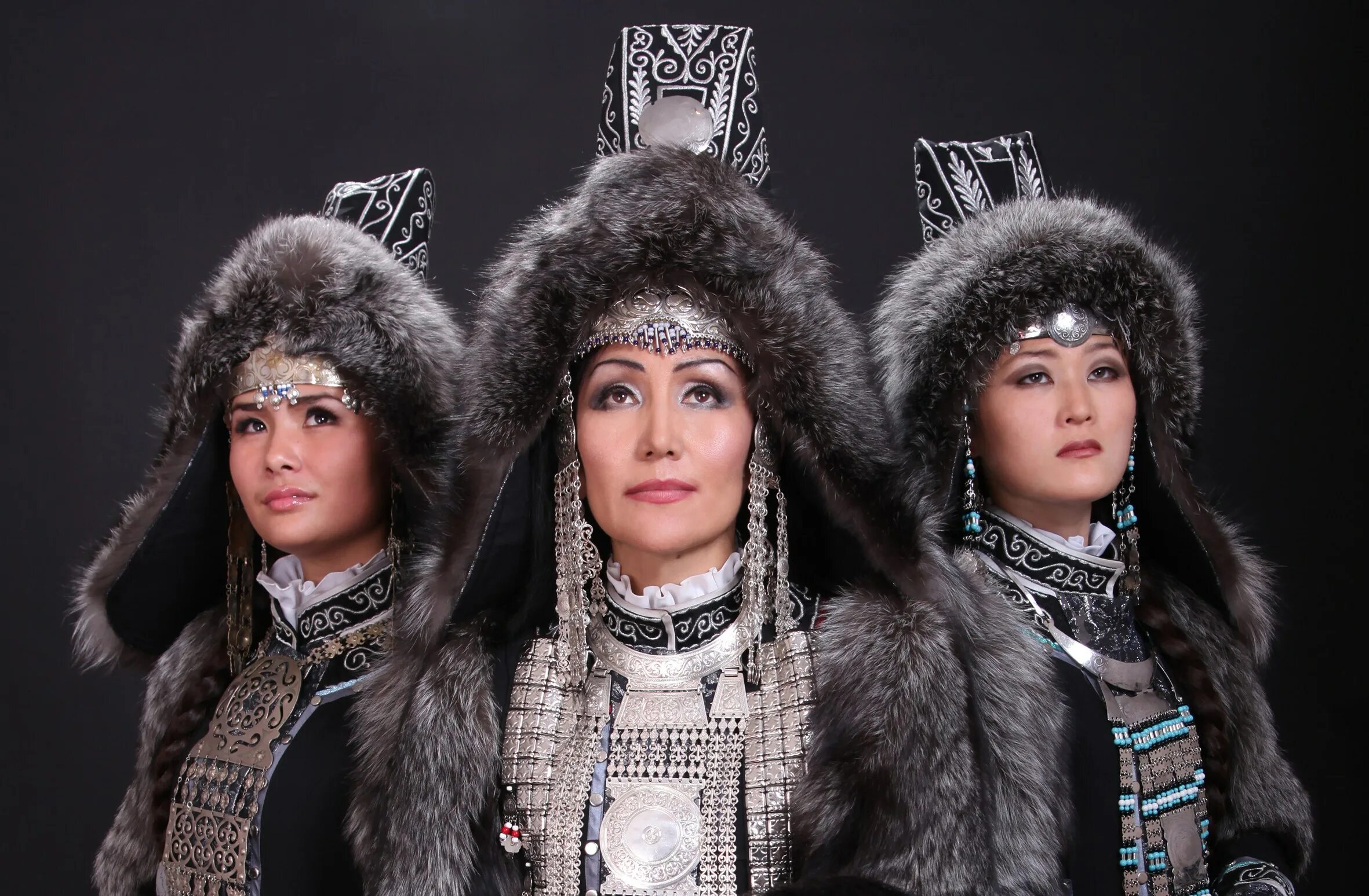 Саха танаьа Якутская одежда. Национальный костюм Саха якутов. Якуты эвенки. Национальные костюмы Саха Якутии.