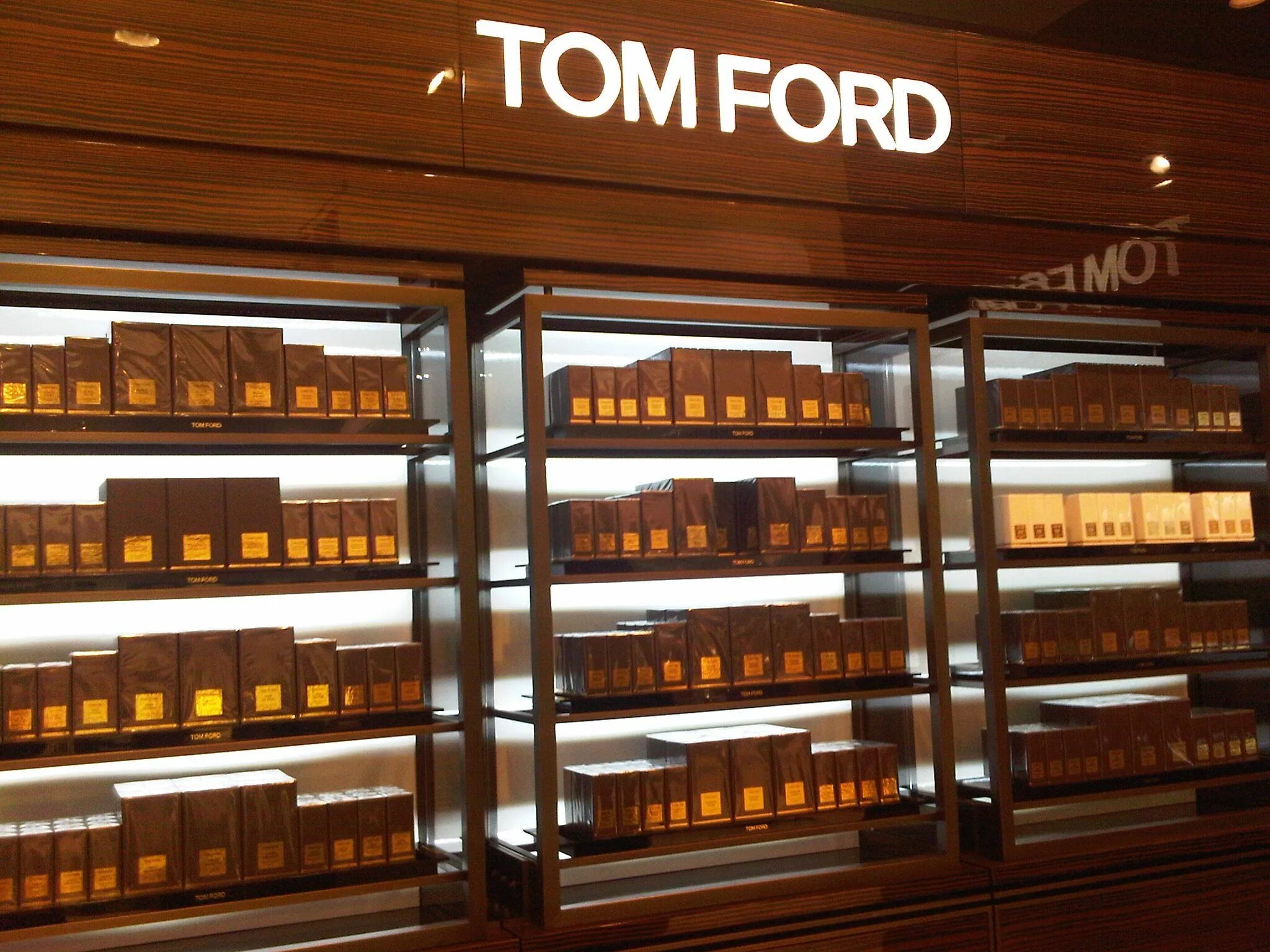 Бутик Tom Ford. Корнер Tom Ford. Tom Ford Parfum shop. Tom Ford витрина духов. Том форд духи золотое яблоко