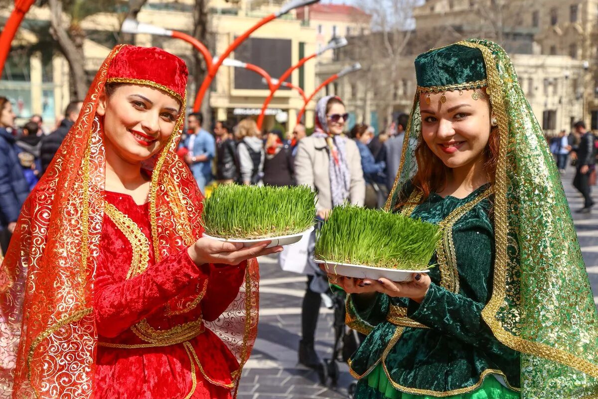 Нова татарские. Новруз байрам Азербайджан. Праздник Навруз байрам в Азербайджане. Новруз байрам Азербайджан традиции. С праздником Новруз байрам на азербайджанском.