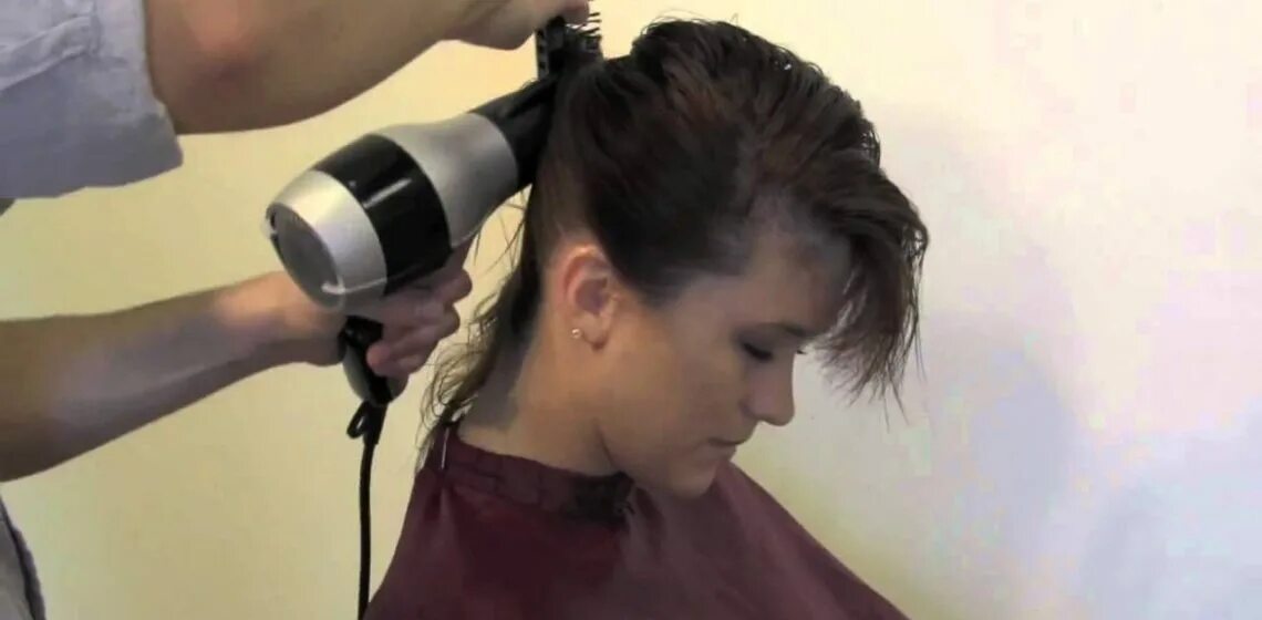 Укладка на брашинг. Укладка феном на короткие волосы. Видео укладки феном. Укладка волос феном. Укладка волос феном.