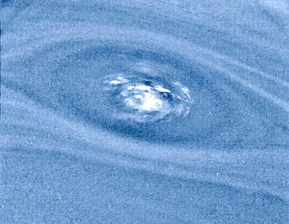 Камень нептуна 7 букв. Планета Нептун Вояджер 1989. Ветер на планете Нептун. Нептун поверхность планеты. Ветра на Нептуне.