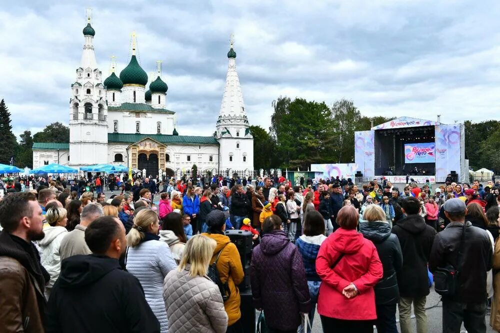 Советская площадь Ярославль лето. Фестиваль русское лето Ярославль 2022. Ярославль 2022. Ярославль Советская площадь концерт.