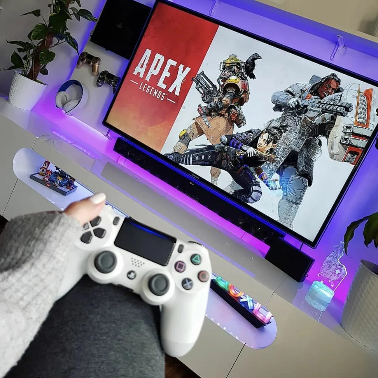 Игровой зал Sony PLAYSTATION 4. PLAYSTATION 5 game Desk. Эксклюзивная игра на плейстейшен с плюшевой куклой. Collect the photos game. Прокат сони