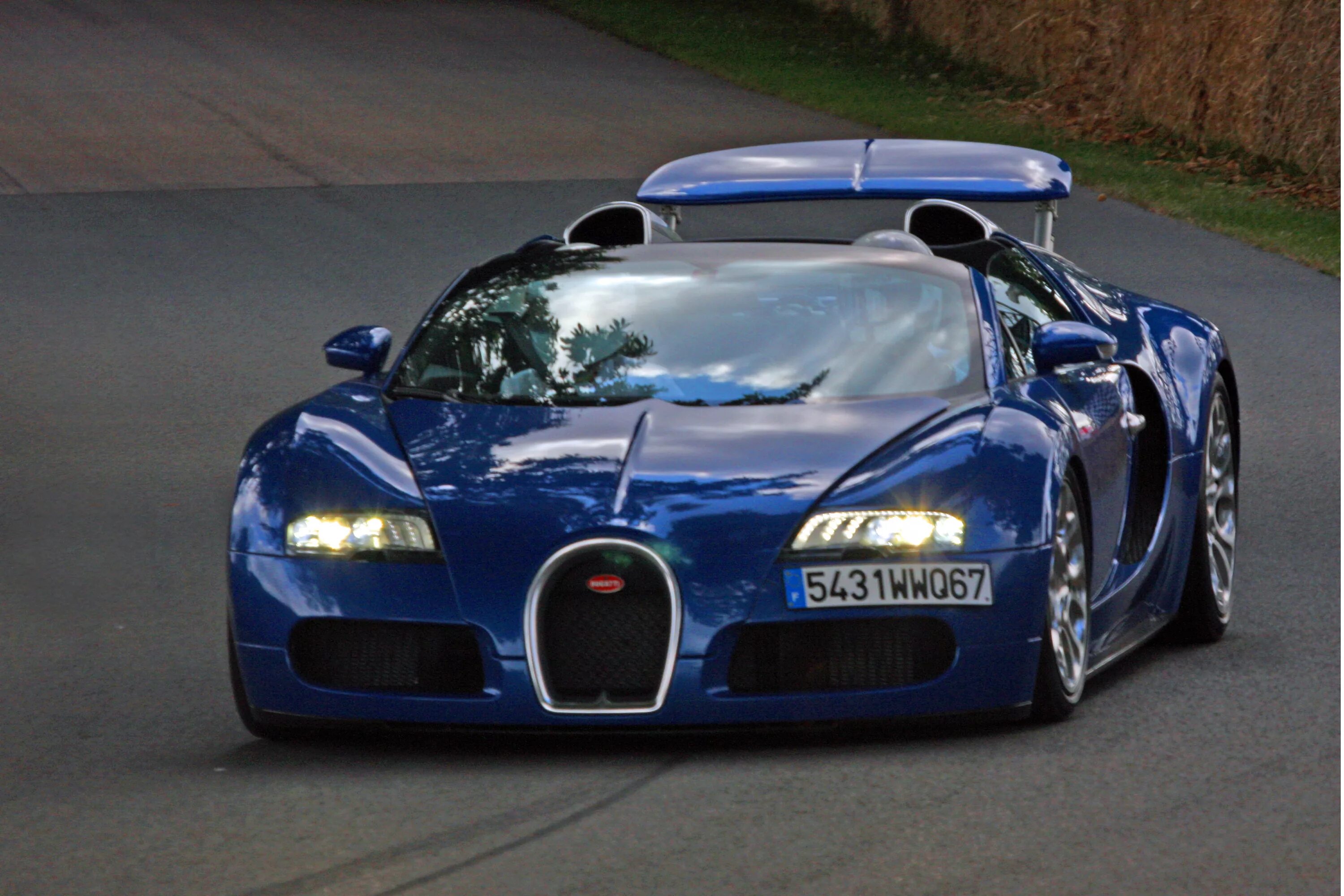 Самое четкое. Бугатти Вейрон 1995. Bugatti Veyron синий. Синий Бугатти 1995. Бугатти Вейрон заниженная.