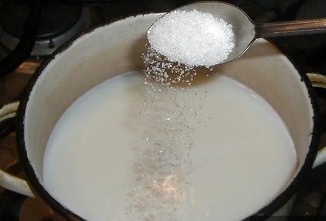 Домашний сахар на воде рецепт. Молоко в кастрюле. Кипяченое молоко. Всыпьте в кастрюлю сахар. Добавить соль в молоко.
