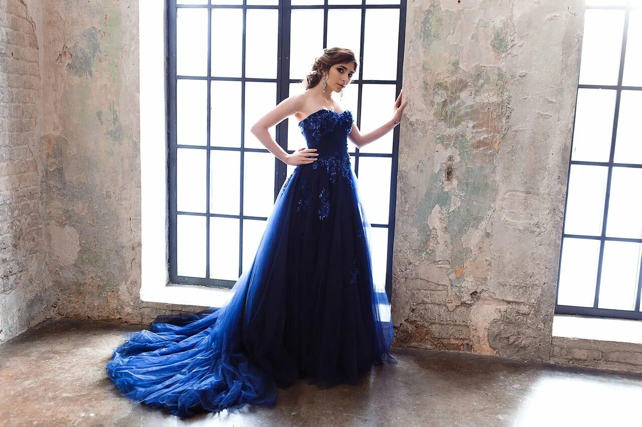 Свадебное платье голубое. Темно синее свадебное платье. Синее вечернее платье. Красивая девушка в синем платье. Жена синем платье