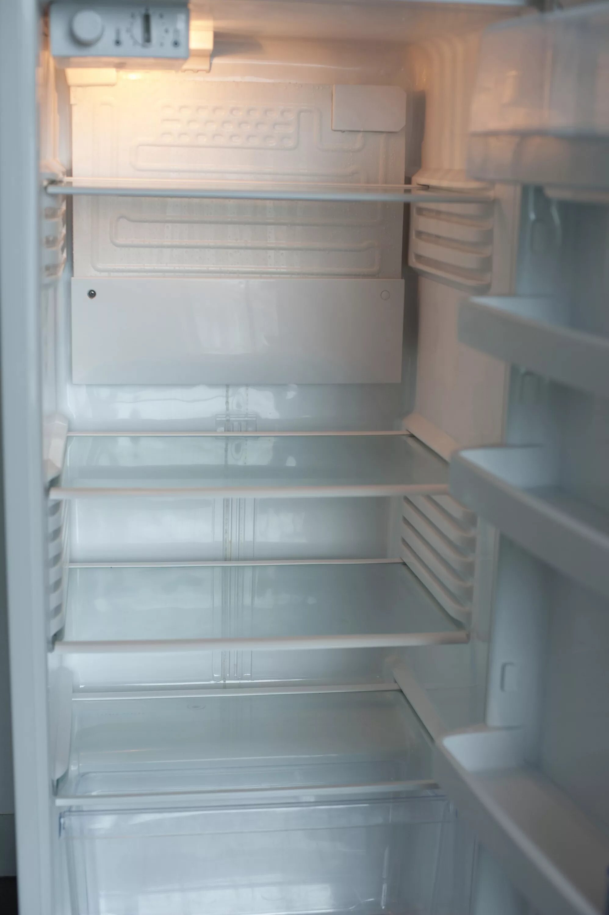 Пустой холодильник. Холодильник открытый пустой. Почти пустой холодильник. Холодильник внутри пустой.