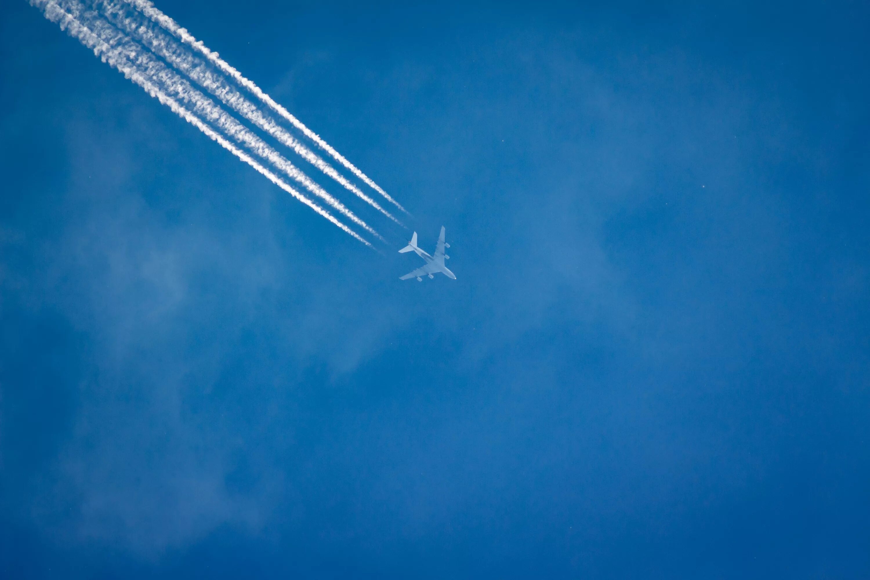 Самолет в небе. Самолет в голубом небе. Самолёт высоко в небе. Фон самолет.