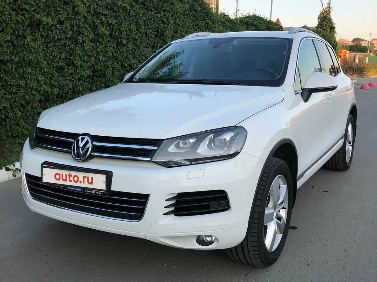 Фольксваген туарег бензин купить. Volkswagen Touareg 2014 белый. VW Touareg 2014 белый. Фольксваген Туарег 2 белый. Volkswagen Touareg II Рестайлинг. 4.1/ 340 Л.С.