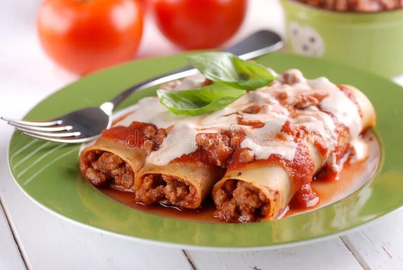 Каннеллони с сыром. Каннеллони. каннеллони с фаршем. каннеллони с соусом болоньезе. каннеллони альфредо.