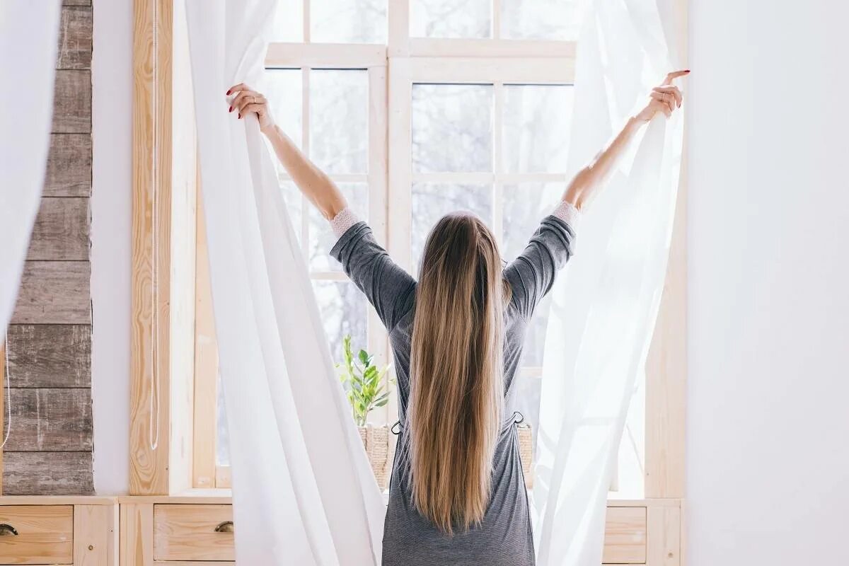 Занавески на окна. Окно со шторами. Девушка открывает окно. Девушка открывает шторы.