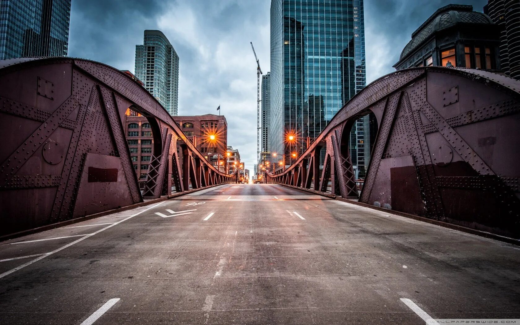 Чикаго кларк стрит. Улица урбан. На улицах урбана. На улицах урбана. Улица с небоскребами.