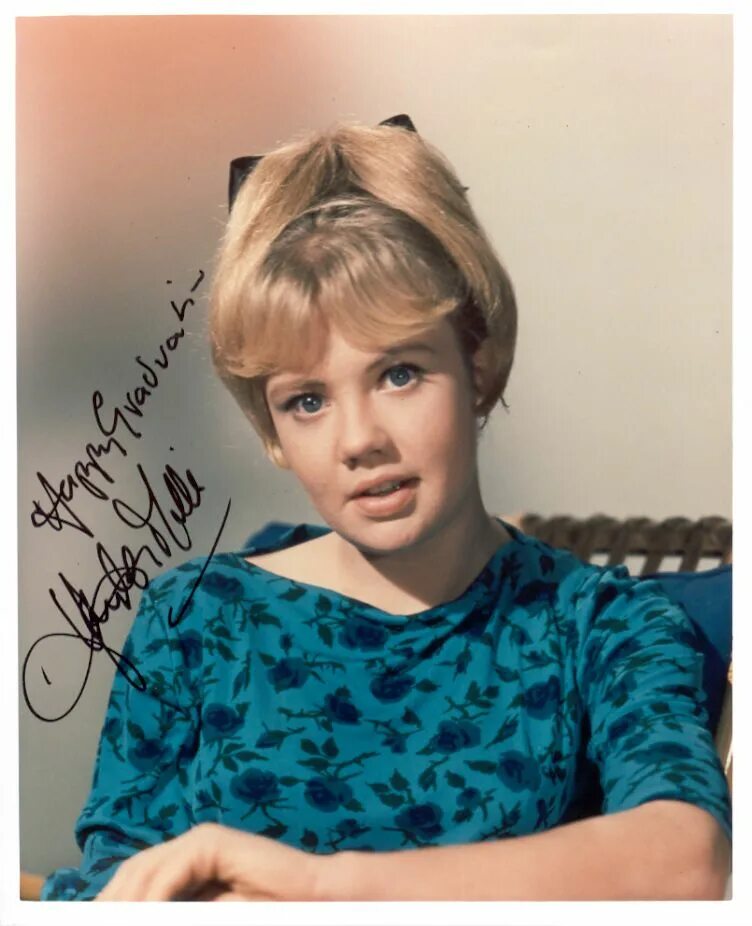 Hayley mills. Хейли миллс фото. Хейли миллс в молодости. Хейли миллс. Хейли миллс в детстве.
