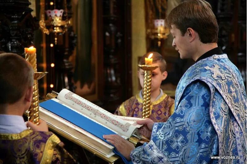 Апостол дня на сегодня читать. Чтение евангелия на литургии. чтение апостола в храме. евангелие чтение в храме. чтение апостола на литургии.