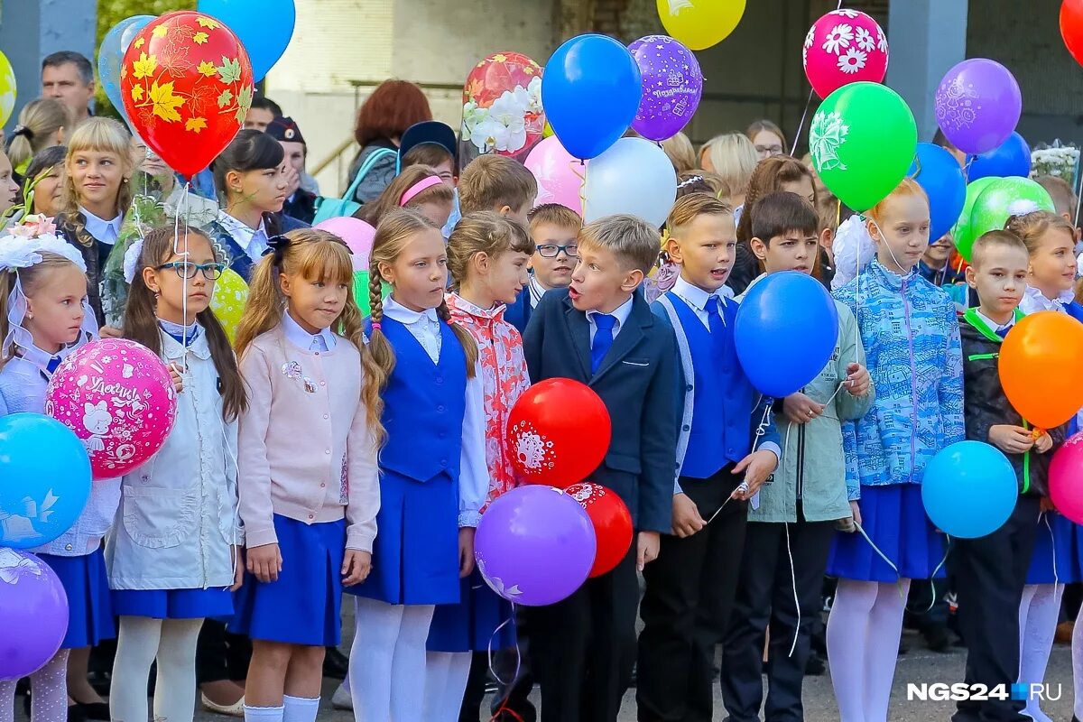 Если 1 сентября выпадает. Если 1 сентября выпадает. Фото школьника на 1 сентября. Первое сентября праздник. Линейка в школе.