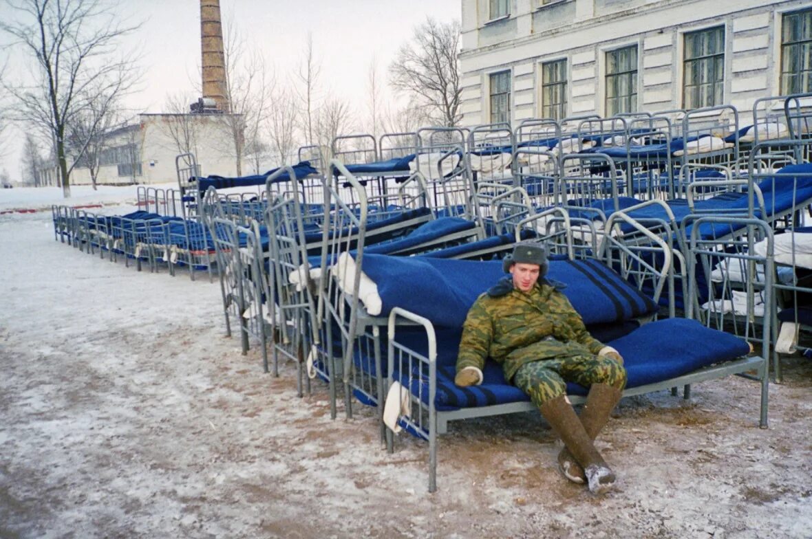 Кровати в армии. Военная казарма. Современная казарма. Одеяло в армии.