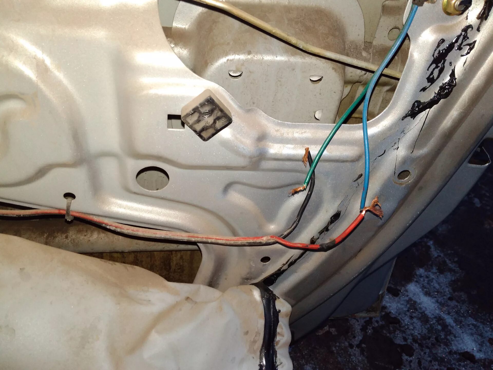 Хендай акцент 2005 ручки открывания дверей. Дверь хендай акцент без обшивки. Открыть дверь на хендай акцент. Задняя дверь в разборе хендай акцент. Hyundai accent 2006 кнопки закрытия дверей.