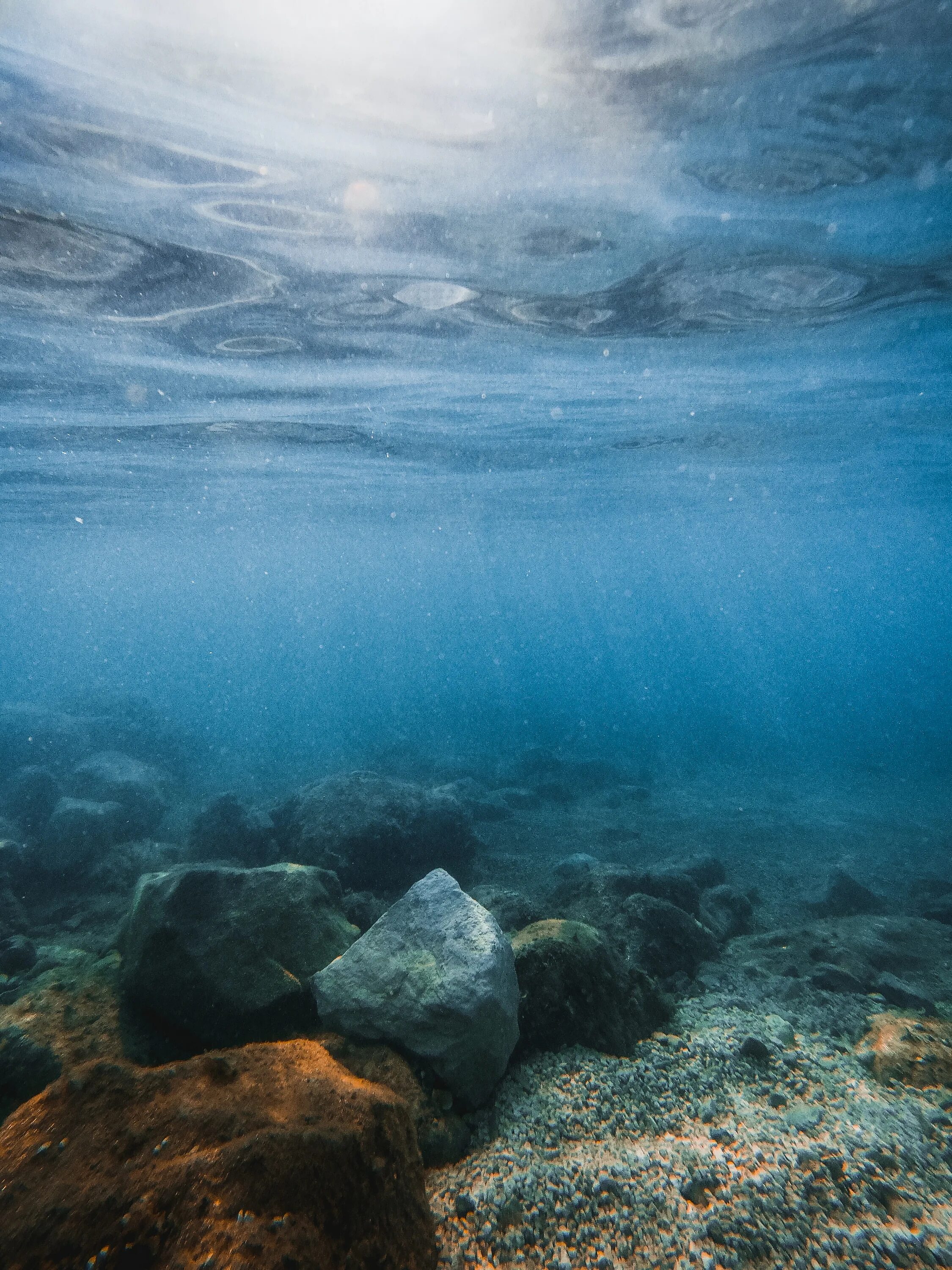 5 подводных камней. Камни под водой. Под морем. Морское дно камни. Морские камни под водой.