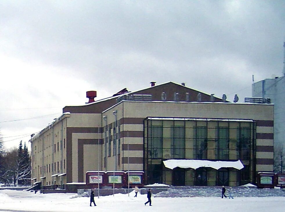 Универмаг снежинск. Октябрь снежинск. Снежинск октябрь кинотеатр. Дк снежинск. Дворец культуры октябрь снежинск.