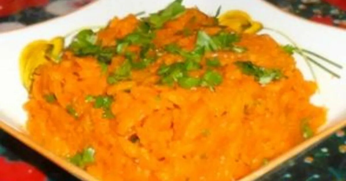 Морковь отварная с чесноком. Салат из варёной моркови. вареная морковь блюда из нее. салат из вареной моркови рецепт. салат из вареной моркови после операции на полипы.