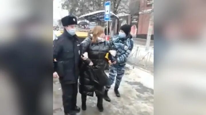 Девушку задержала полиция. Ведут арестованного. полиция задержала женщину. женщина полицейский на задержании.