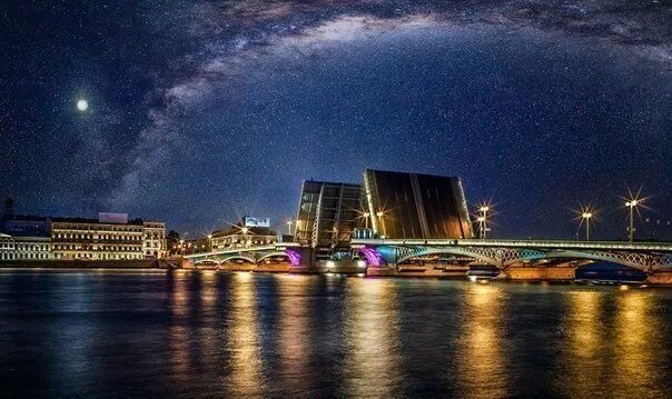 Ночное небо санкт-петербург. Звездное небо над петербургом. Петропавловская крепость зимой. Звезды петербурга. Звезда 1941-1945 на непокоренных пискаревский.