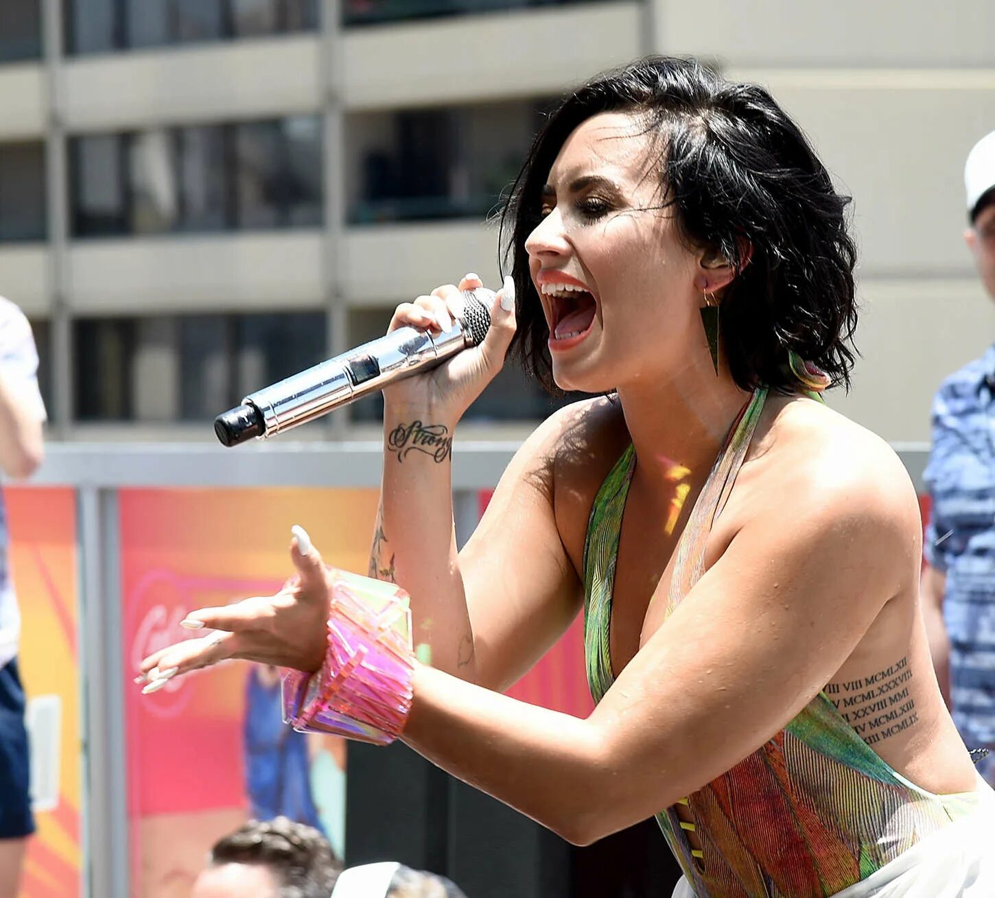 Кул фо. Деми ловато кул фор зе саммер. деми ловато вечеринка vanity fair. demi lovato performance. cool for the summer demi lovato обложка.