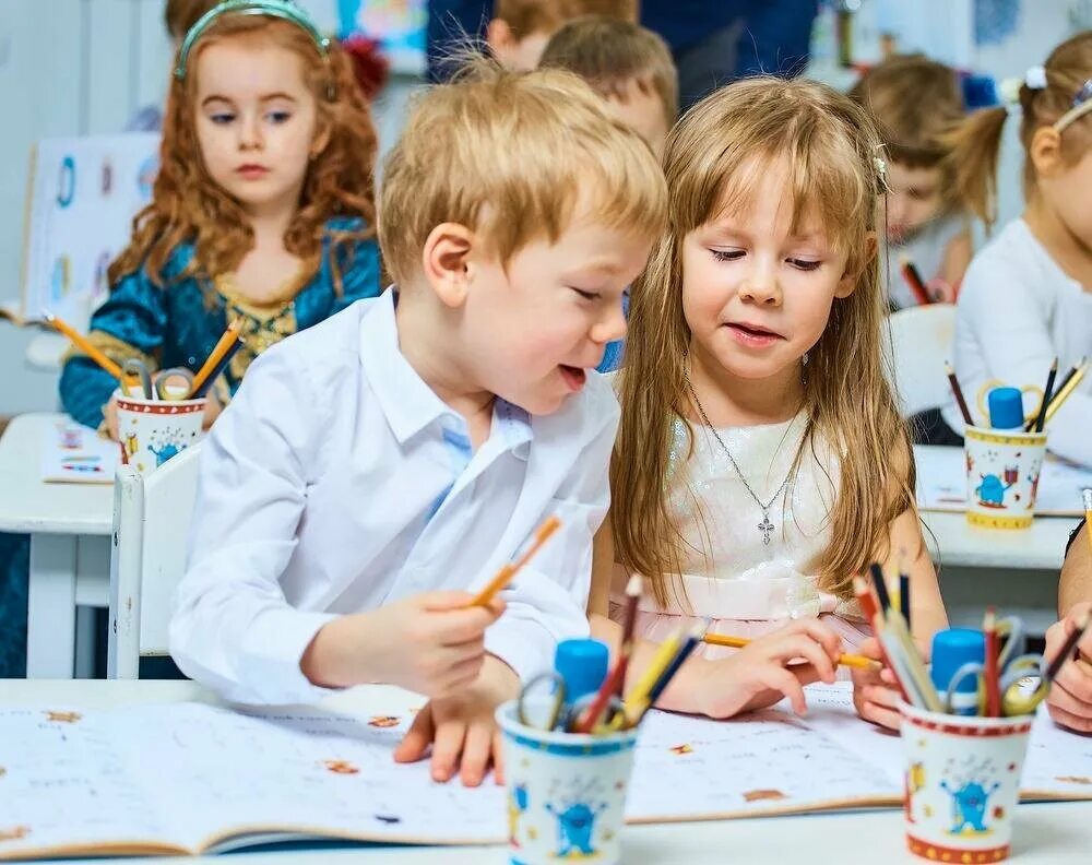 Первоклашки двое. Девочки начальные классы фото. Включи маленькую школу. Маленькая школа. Школьники младших классов.