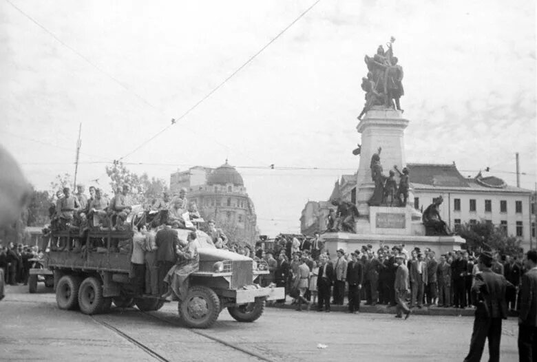 31 Августа 1944 года Бухарест. Советские войска в Бухаресте 1944. Освобождение Румынии в 1944. Советские войска Бухарест 1945.