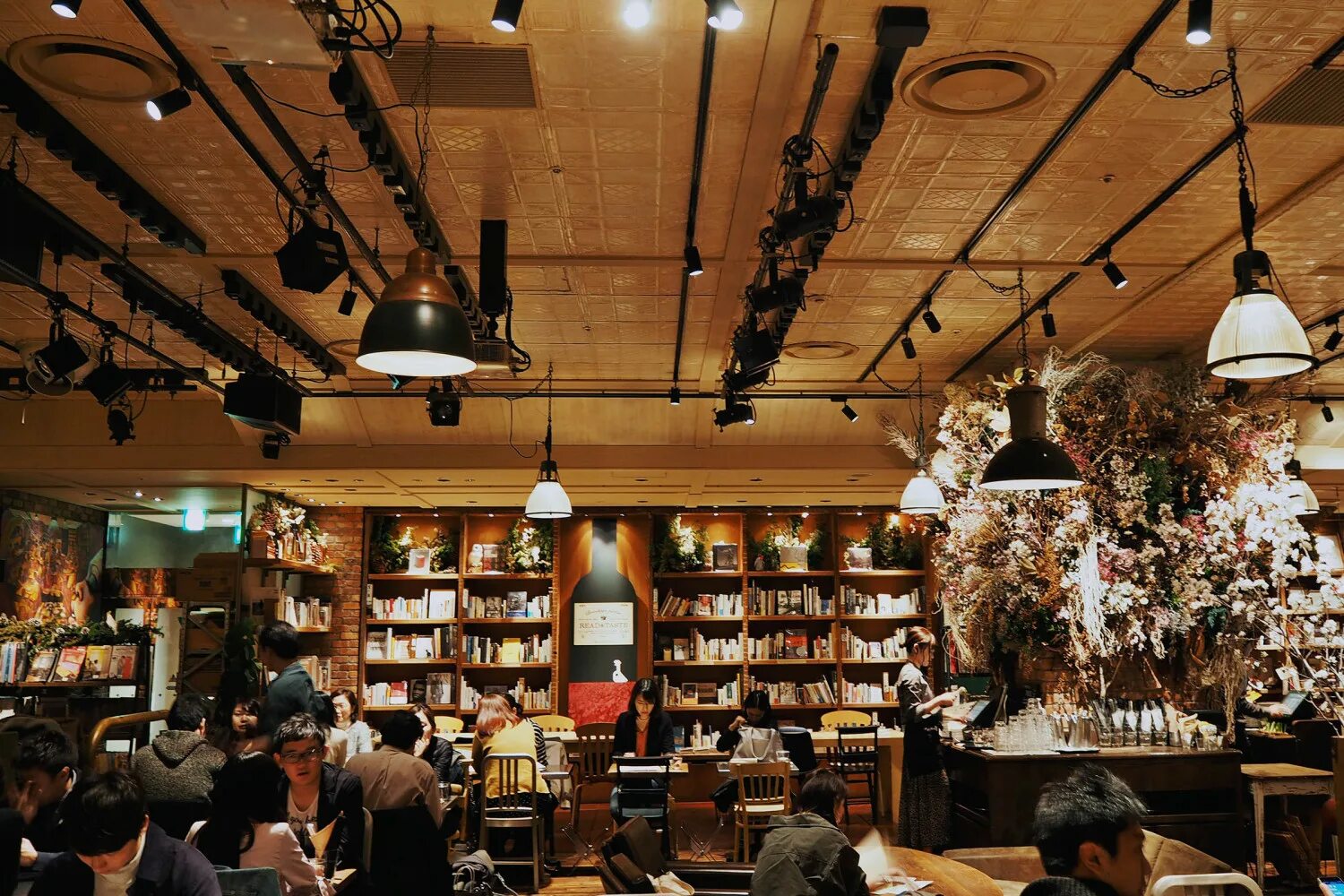 Кафе с книгами. Япония кафе для писателей. Book Cafe Москва. Дом книги кафе наверху.
