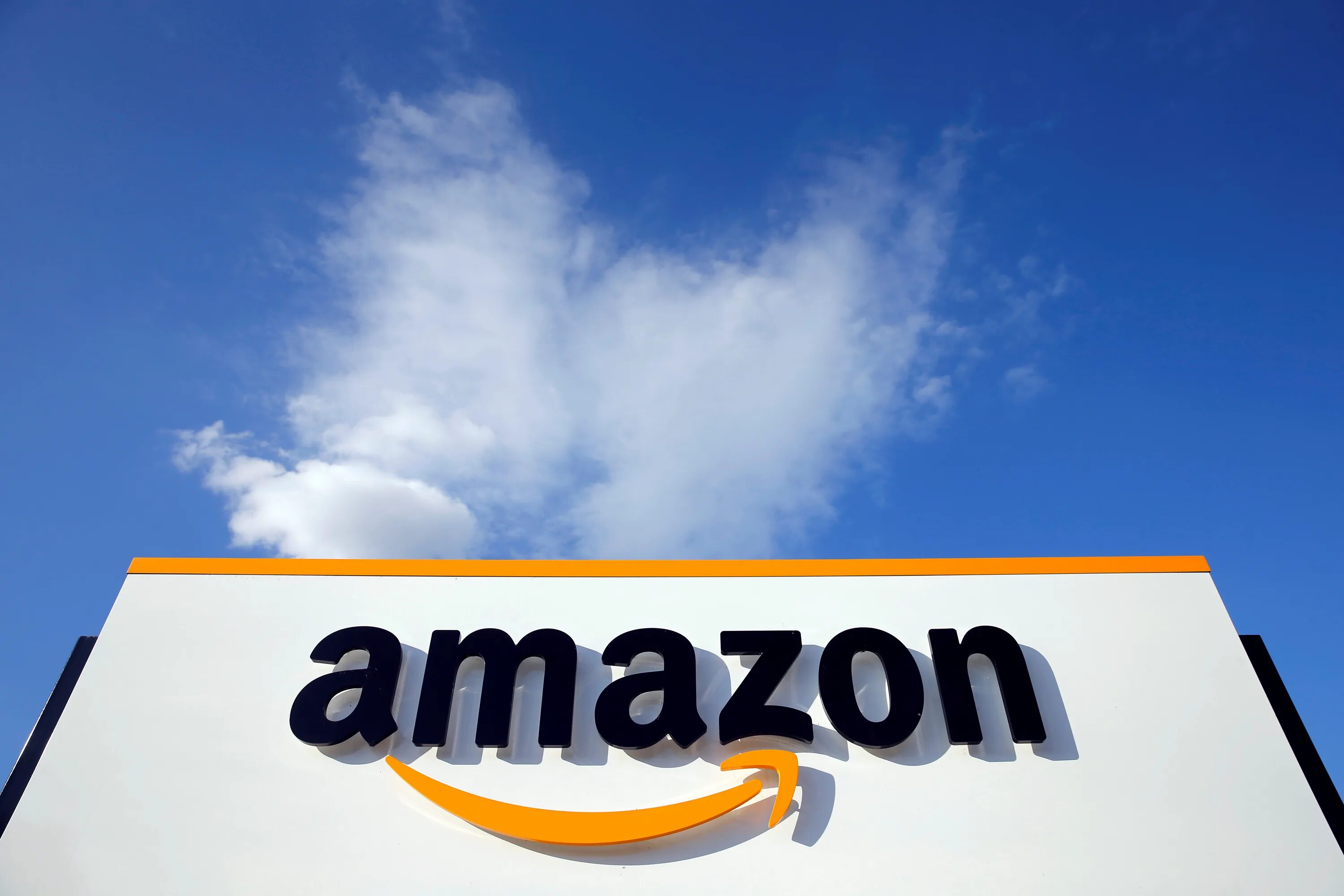 Amazon en. Компания амазон. amazon логотип. амазон фон. корпорация амазон.